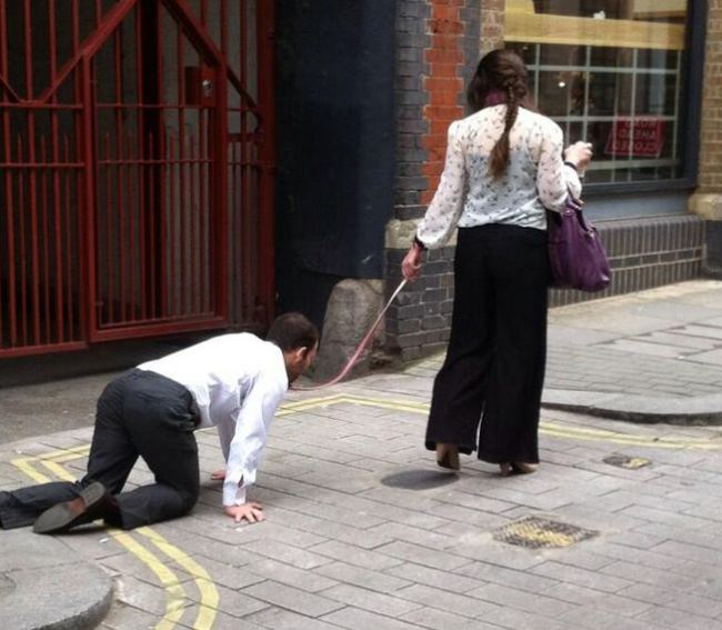 Londres Pourquoi Tient Elle Un Homme En Laisse Dans La Rue Comme Un