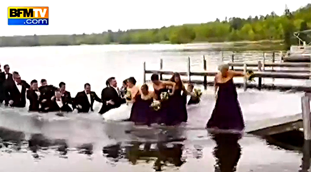 Video Un Ponton S Effondre Pendant La Photo Officielle De Leur Mariage