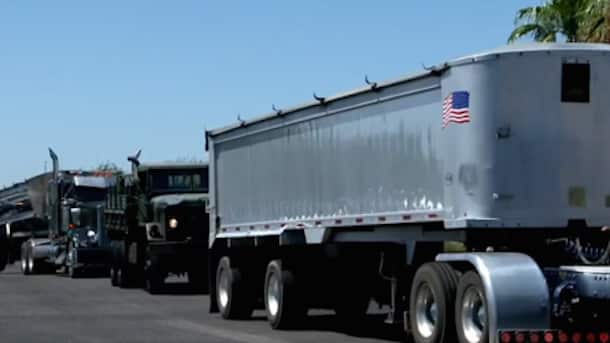 Plus de 200 camions viennent rendre hommage
à un petit garçon de 3 ans décédé qui était fan de monster trucks