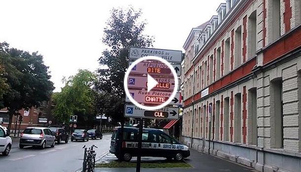 Un hacker pirate les panneaux à Lille et voilà
ce qu'il affiche dessus !