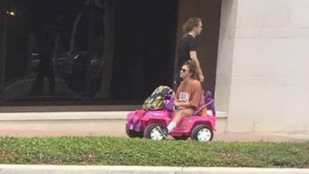Elle se fait retirer son permis, elle décide de
rouler en...voiture Barbie !