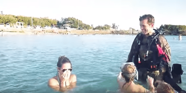 Cette Maman Prend La Pose Avec Sa Fille à La Mer Mais Regardez Ce Qu Il Y A Derrière Elles