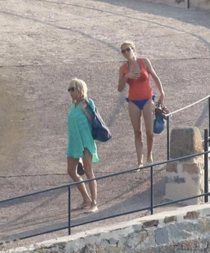 Brigitte Macron Photographi E En Maillot De Bain S Clate La Plage