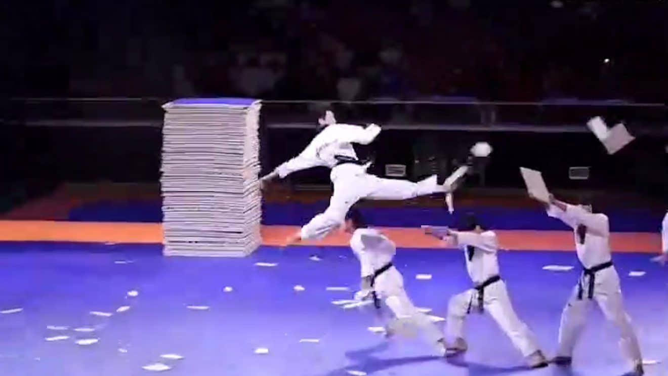 Découvrez une très impressionnante démonstration de taekwondo