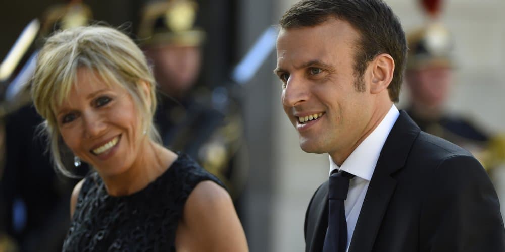 Emmanuel Et Brigitte Macron Cette Photo Qui Choque Les Internautes