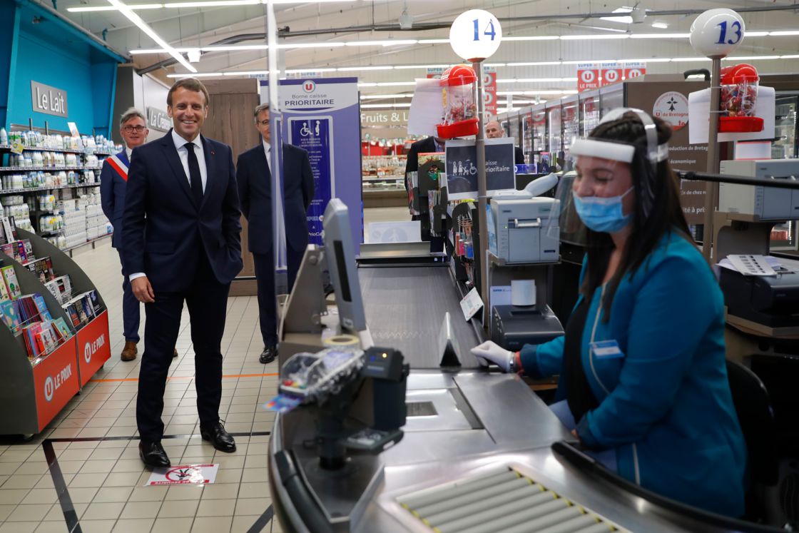 Emmanuel Macron photographié au Super U : ce détail qui scandalise les