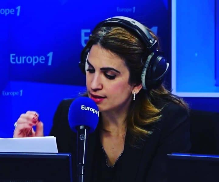 Les journalistes radio peu connues et extrêmement jolies