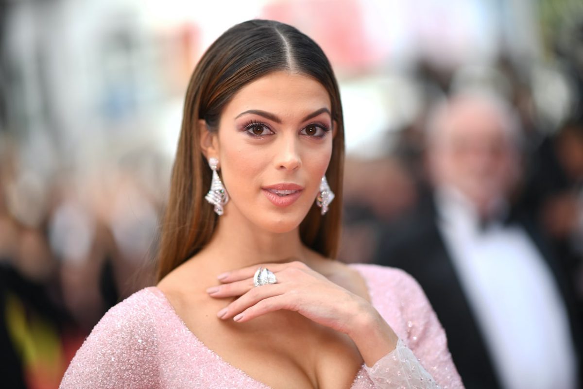 Iris Mittenaere Charme Les Internautes En Bikini Avec Une Cambrure