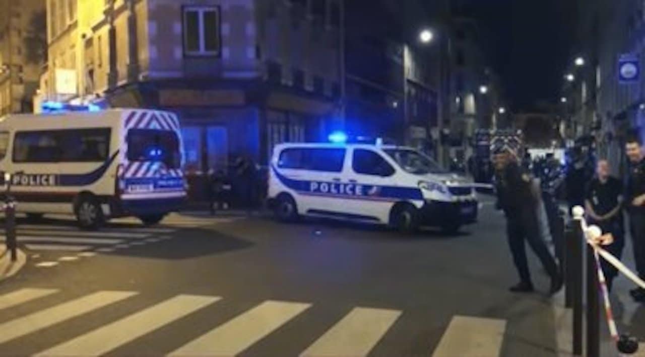 Une voiture percute la terrasse d un bar parisien un mort et six blessés