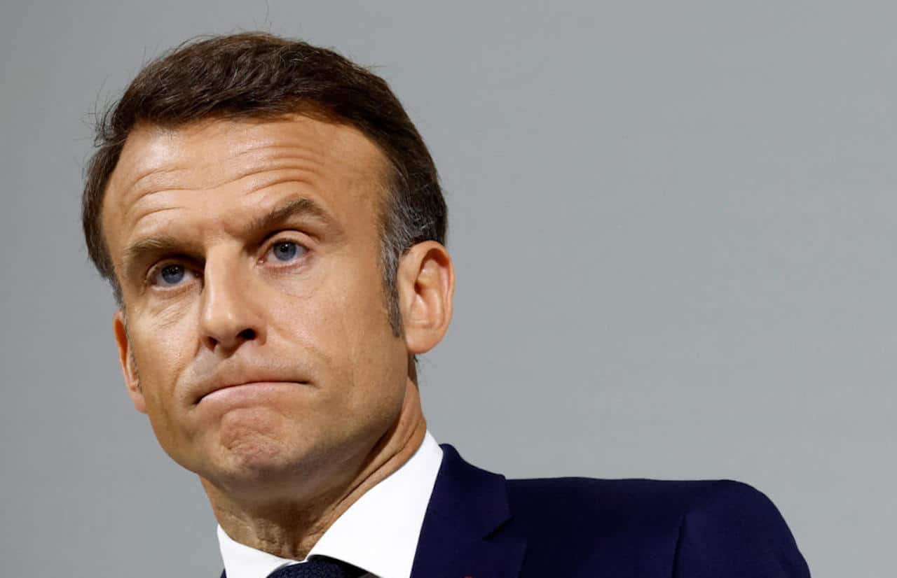 Censure du gouvernement Emmanuel Macron cherche un remplaçant à