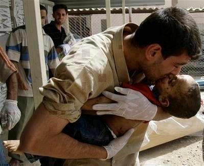 Un père offrant un dernier baiser à son fils, tué dans les bombardements source : cawa.fr
