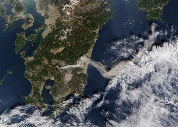 2_shinmoe-dake-volcano-erupts-on-kyushu-from-space-aerial-nasa