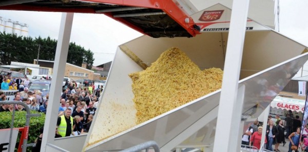 6407876-ils-battent-le-record-du-monde-du-plus-gros-cornet-de-frites