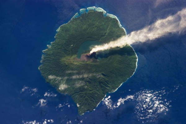 Fumée du volcan de Gaua Archipel de Vanuatu