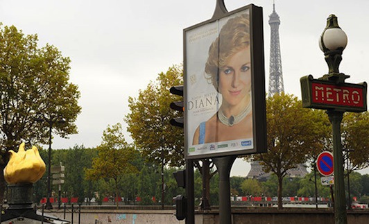 Le-Pacte-fait-retirer-une-affiche-du-film-Diana-devant-le-Pont-de-l-Alma_portrait_w532