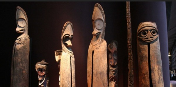 Vitrine-abritant-des-statuettes-africaines-explose