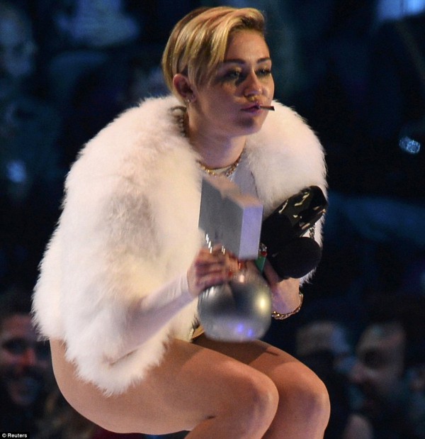 miley-cirus-MTV-EMA-joint-1