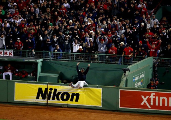 Alors qu'il est chargé de la sécurité du lieu, un policier célèbre une action des Red Sox en octobre