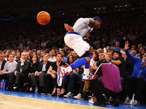 Carmelo Anthony, joueur des Knicks, atterrit dans la foule après une tentative pour rattraper une balle perdue.