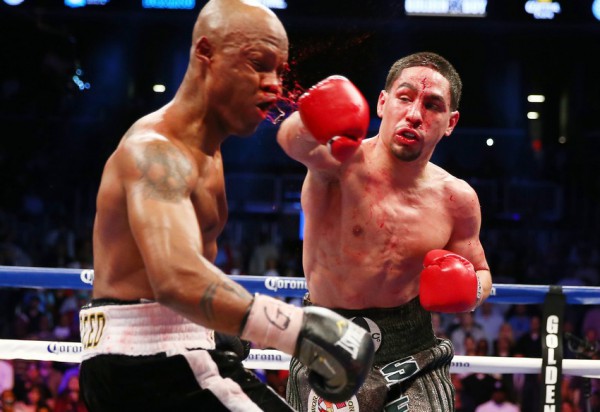 Dany Garcia frappe Zab Judah pendant un match de boxe en avril