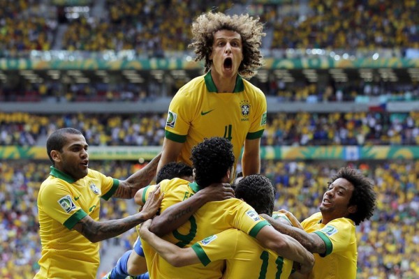 David Luiz, joueur du Brésil après un but de son équipe en juin