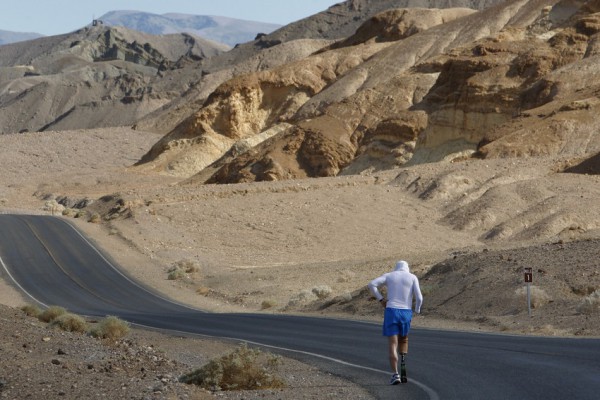 En juillet, Chris Moon participe au marathon dans la Vallée de la Mort en California