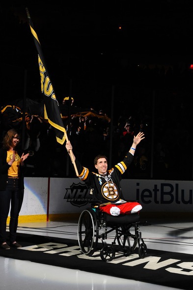 Jeff Bauman, une victime de l'attentat du marathon de Boston salue la foule avant un match des Boston Bruins en mai