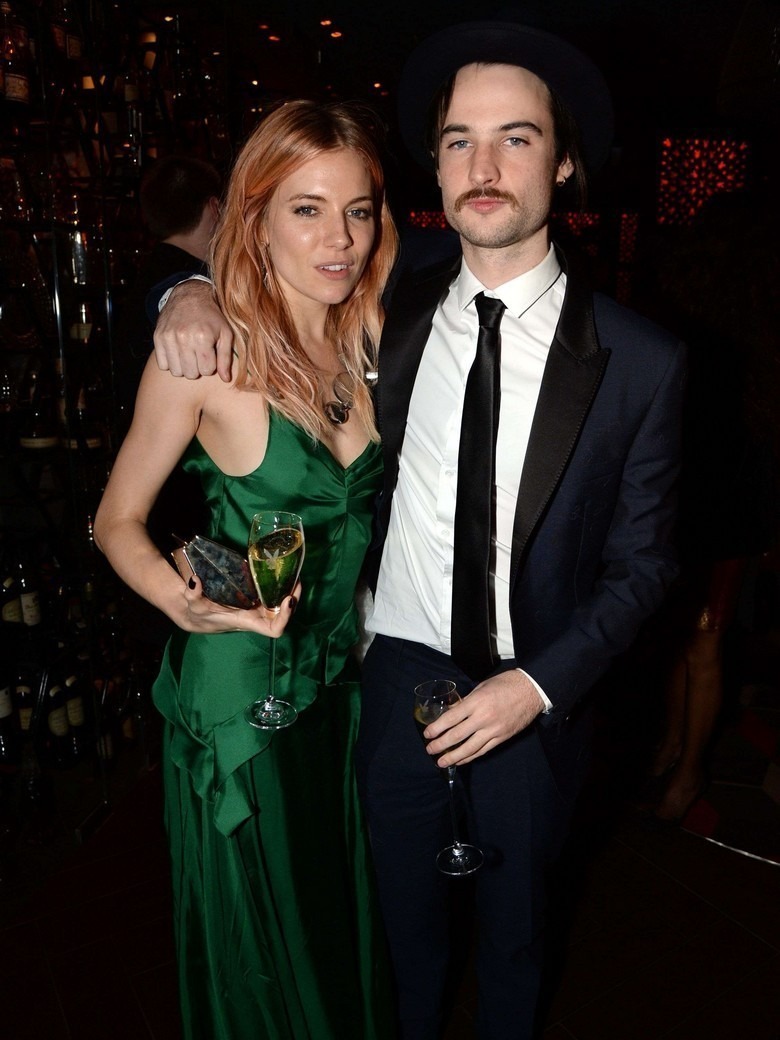 Le-couple-d-acteurs-Sienna-Miller-et-Tom-Sturridge_exact780x1040_p