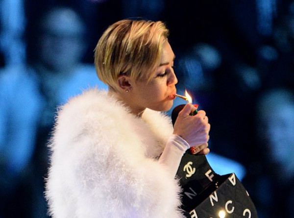 Miley-Cyrus-le-joint-sur-scene-Je-savais-que-mes-fans-adoreraient_portrait_w674