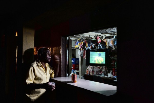 Un homme regarde un match du Brésil dans un bar de la favela de Rio en juin