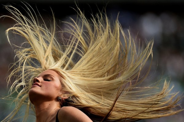 Une pom-pom girl encourageant son équipe en septembre