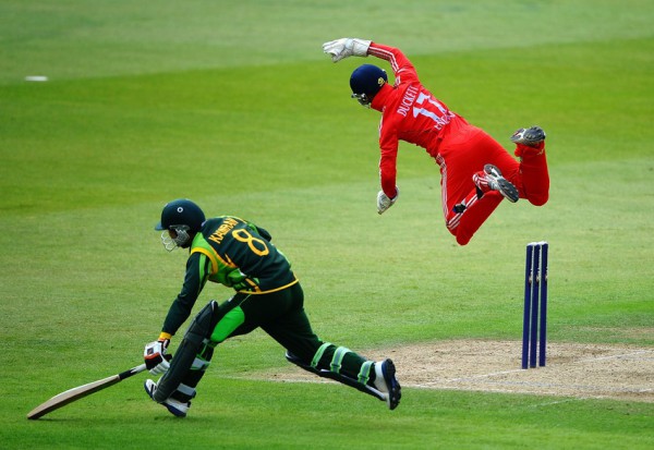 Zafar Gohar & Ben Duckett s'opposent lors d'un match de cricket en août