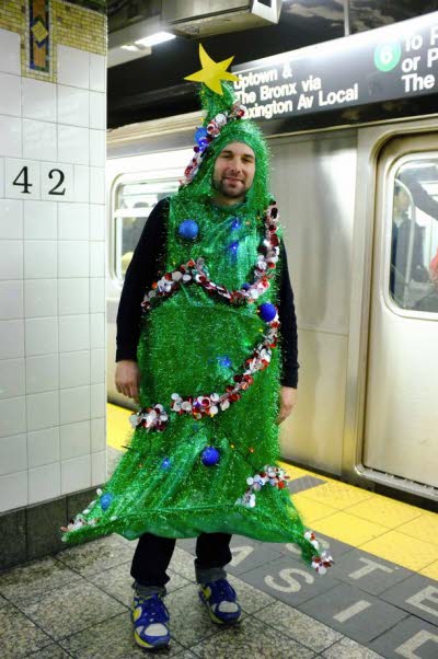 le-ridicule-ne-tue-pas-l-important-c-est-d-oser-etre-un-sapin-dans-le-metro-new-yorkais-ou-faire-la-circulation-a-manille-choregraphie-a-l-appui