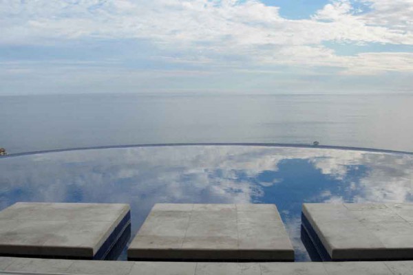 25-piscines-infinies-qui-vous-donneront-envie-de-piquer-une-tete19