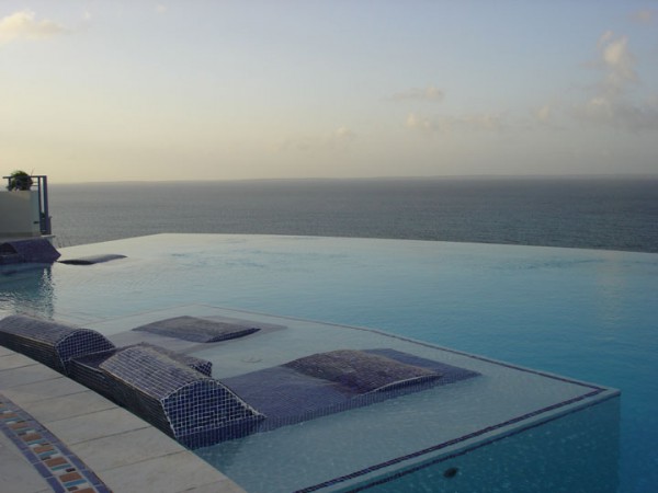 25-piscines-infinies-qui-vous-donneront-envie-de-piquer-une-tete21