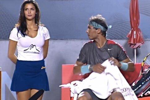 Rafael Nadal n'a d'yeux que pour cette charmante ramasseuse de balles