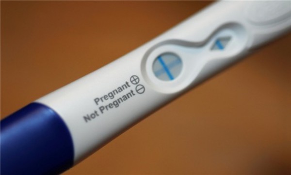 Un-homme-fait-un-test-de-grossesse-et-se-découvre-un-cancer