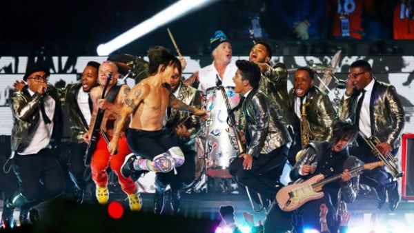 bruno-mars-et-les-red-hot-chili-peppers-lors-du-super-bowl-le-2-fevrier-11087089wnwfl_1713