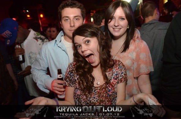 this_girl_takes_photobombing_seriously_640_16