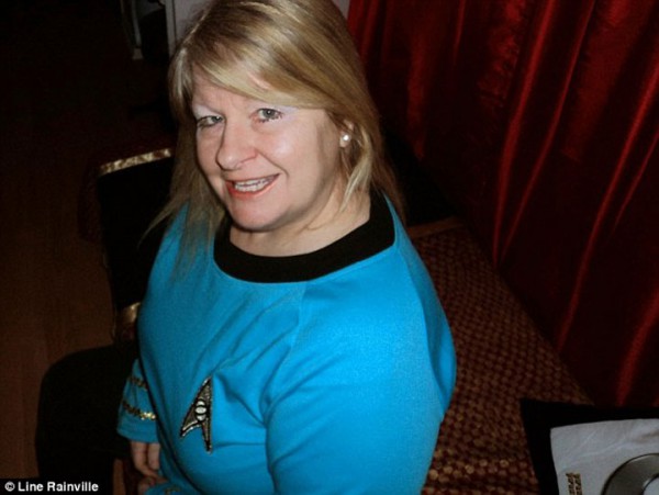 une-fan-hyper-passionnee-depense-22-000-euros-pour-decorer-son-appartement-aux-couleurs-de-la-serie-star-trek1