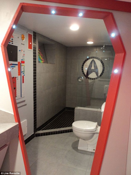 une-fan-hyper-passionnee-depense-22-000-euros-pour-decorer-son-appartement-aux-couleurs-de-la-serie-star-trek3