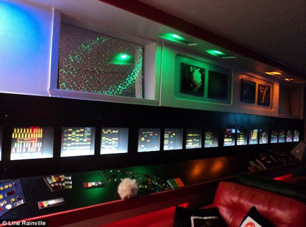 une-fan-hyper-passionnee-depense-22-000-euros-pour-decorer-son-appartement-aux-couleurs-de-la-serie-star-trek4