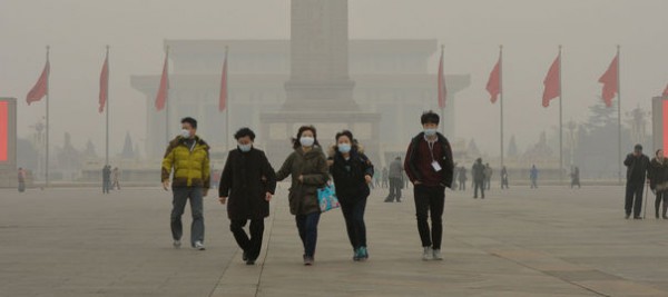 des-chinois-portent-des-masques-filtrants-pour-se-proteger-de-la-pollution-le-26-fevrier-2014-place-tiananmen-a-pekin_4796374