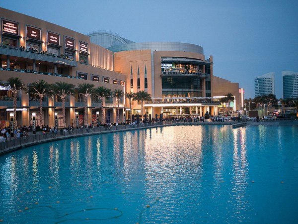 outside-at-night-theres-a-fountain-show-that-attracts-a-big-crowd