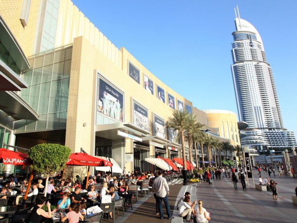 outside-the-dubai-mall-theres-a-gorgeous-promenade-where-people-hang-out