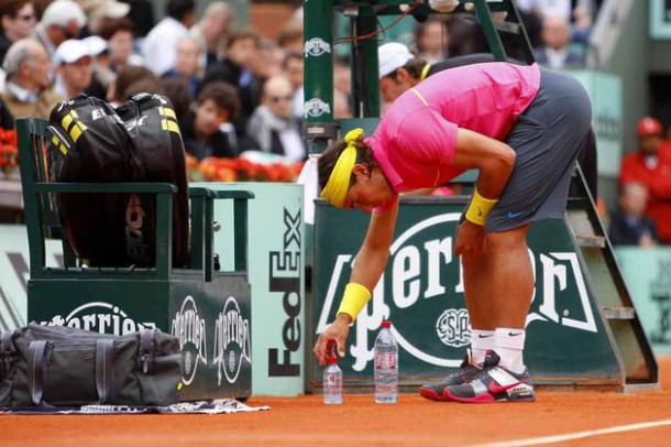 C'est bien connu, Nadal passe sa main sur son nez, puis replace ses cheveux derrière ses oreilles. Mais en plus de cela, il a une obesssion quant au positionnement de ses bouteilles d'eau. Il boit d'abord dans l'une puis dans l'autre avant de les replacer méticuleusement avec les étiquettes face au terrain.