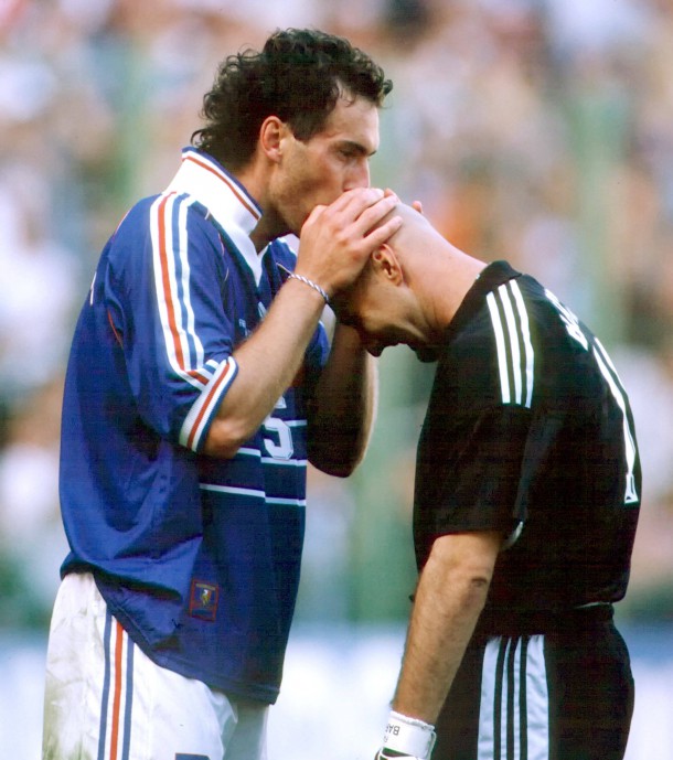 On connaît tous le bisou de Laurent Blanc sur le crâne de Fabien Barthez. Il a répété ce rituel avant chaque match de la Coupe du Monde 1998. Apparemment, ça à porté chance à l'Equipe de France.