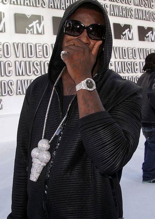 most_ridiculous_rapper_chains_10