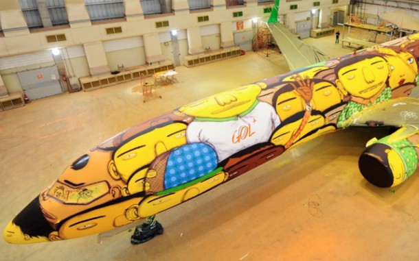 os-gemeos-paints-the-brazilian-national-team-plane1