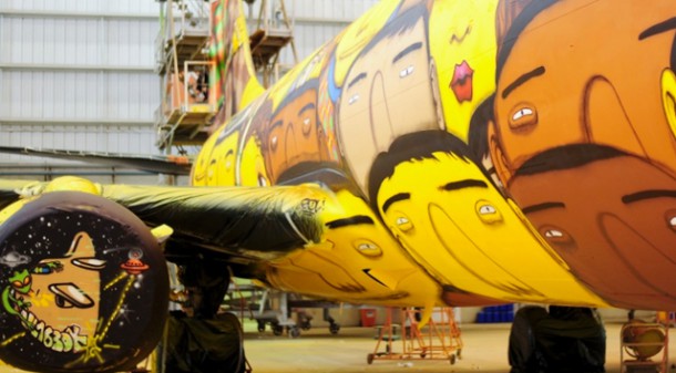 os-gemeos-paints-the-brazilian-national-team-plane2